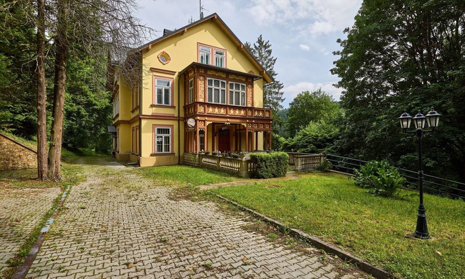 Janske Lazne Apartment | Villa Belvedere: Lakeside Retreat with Spa & Breakfast