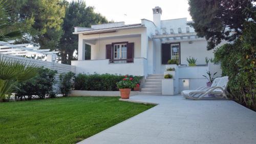 Rosa Marina Villa | Villa Benedetta: Oceanfront Retreat with Pet-Friendly Perks