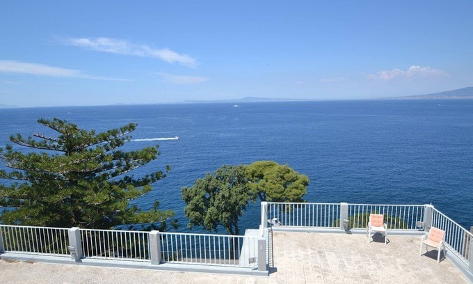 Sant'Agnello Villa | Villa Beniamina: Historic Villa Overlooking the Sea