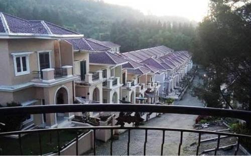 Berastagi Villa | Villa Berastagi Resort: Relax by the Pool with Pets Welcome