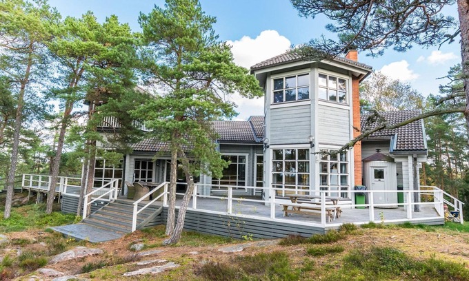 Kemionsaari House | Unwind at Villa Bergholmen with Lake Views & Spa Amenities