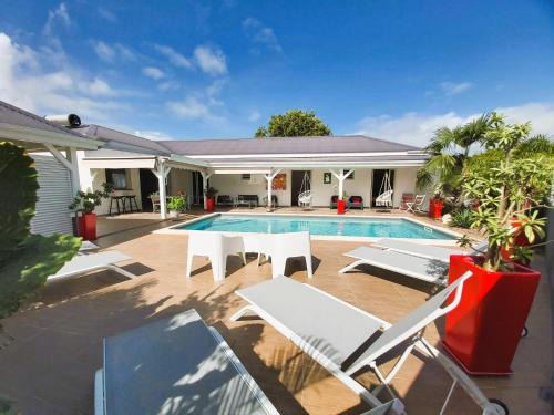 Saint-Francois Villa | Villa Bikini: Relaxing Oceanfront Retreat with Pool Access