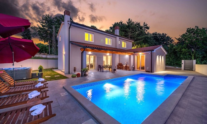 Bratulici Villa | Villa Blaise: 4-Bedroom Retreat with Pool and Hot Tub