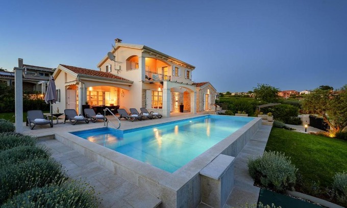 Kastelir-Labinci House | Villa Blanca: 4-Star Retreat with Pool & Pet-Friendly Perks
