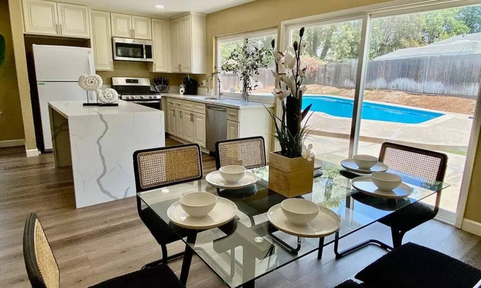 Arlington South House | Villa Blanca: 4 BR Pool House Near UCR with Breakfast