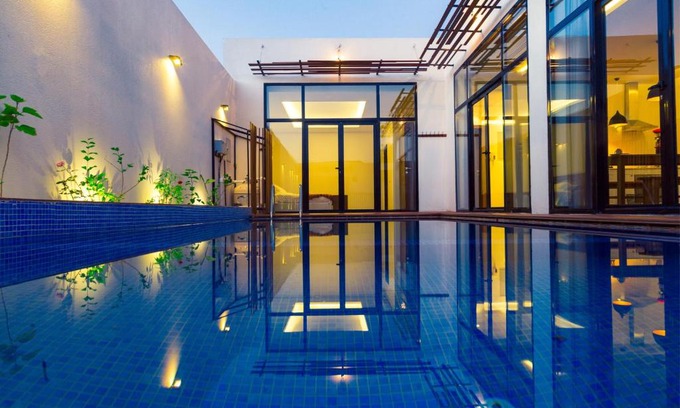 Unaizah Villa | Villa Blanche: A 4-Star Retreat with Pool and Hot Tub