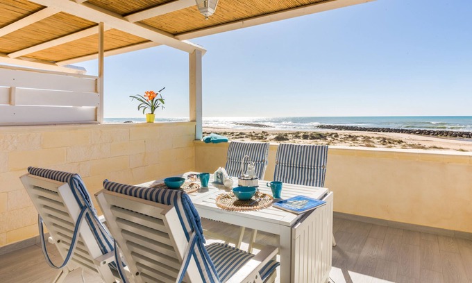 Donnalucata House | Villa "Blows on the Sea R": Oceanfront Escape with Breakfast