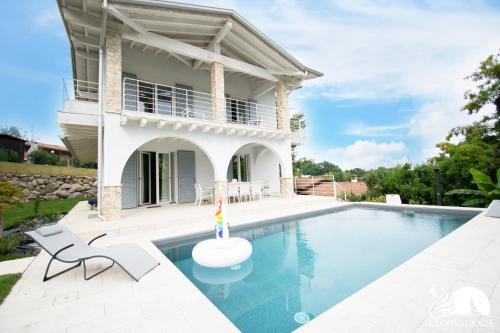Montinelle Villa | Experience Villa Bocciolo del Garda: Oceanfront Oasis