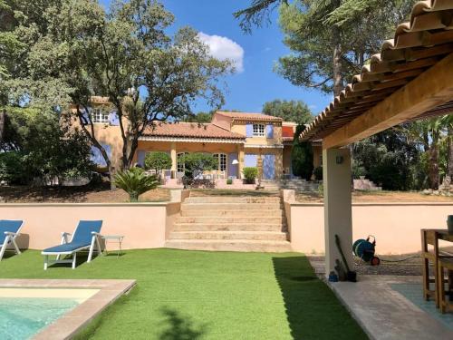 La Bastide-des-Jourdans Villa | Villa Bois Romay: Relax by the Pool with Tennis & Pétanque
