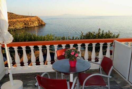 Mpatsi Apartment | Inviting Villa Bonatsa: Oceanfront Stay with Breakfast