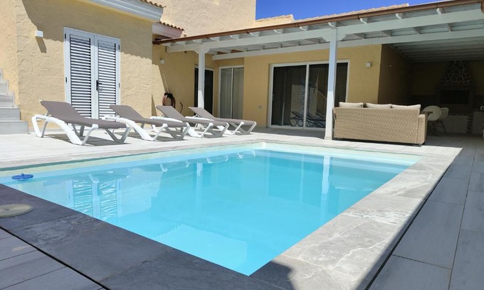 Geafond Villa | Villa Bonita: Oceanfront Retreat with Spa & Pool Access