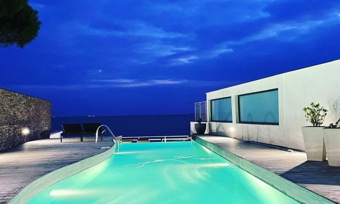 Angoulins Villa | Villa Bord de mer: Family-Friendly Haven with Pool & Spa