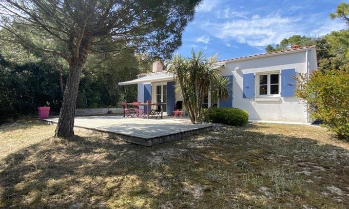 Domino House | Seaside Villa for 10 with Private Garden & Pet Friendly