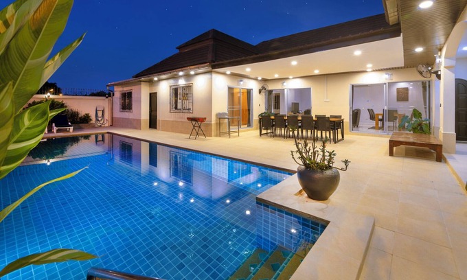 South Pattaya Villa | Villa Bos: Oceanfront Oasis Just 5 Minutes from Jomtien