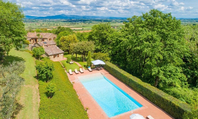 Sinalunga Villa | Villa Bramasole: Private Pool, Spa & Top Review Score 10/10