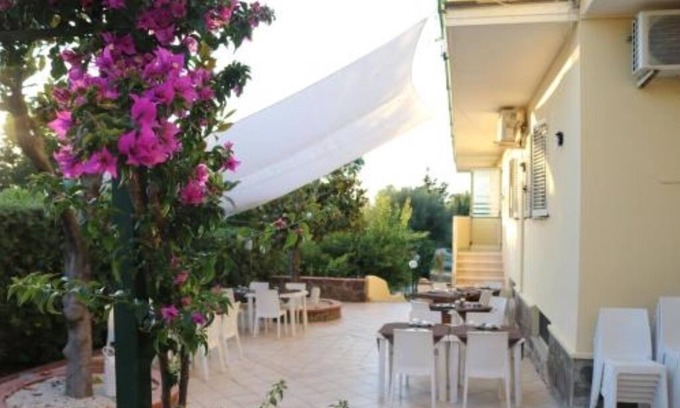 Agropoli House | Villa Brunella: Quadruple Room with Garden View