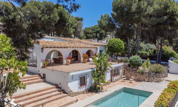 El Portet Villa | Relaxing Villa BUENOS AIRES with Pool & Spa Retreat