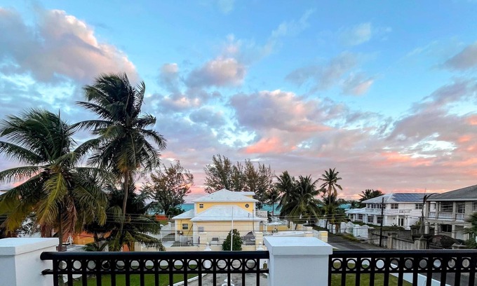 Nassau House | Villa By the Beach - Sleeps 8