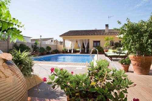 Deltebre Villa | Discover Villa Ca La Vicen: 4-Star Retreat with Pool & Pets