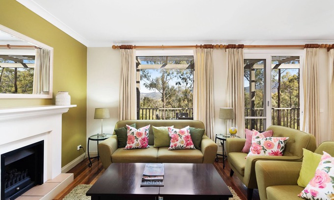 Pokolbin House | Villa Cabernet - Premier Resort Villa with Pool & Breakfast