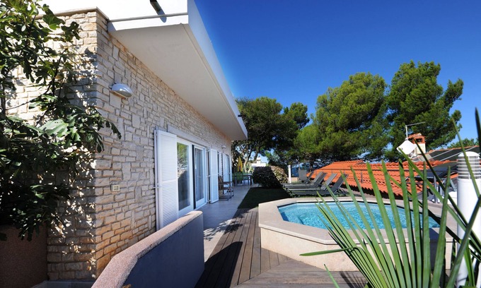 Crveni Vrh Apartment | Villa Cablex II: An Oasis of Calm with Oceanfront Views