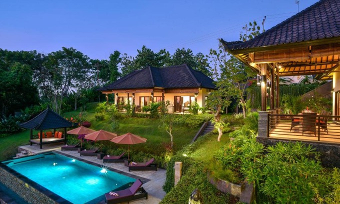 Tukad Mungga Villa | Villa Cahaya: Serene Oceanfront Retreat with 9.9/10 Rating