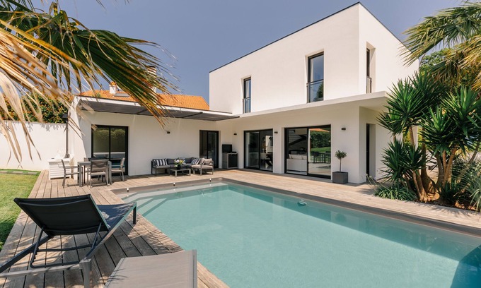 Biarritz Villa | Villa California: Premier Stay with Pool & Spa in Biarritz