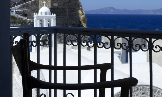 Mandraki House | Villa Calliope: A Unique Townhouse on a Volcanic Island