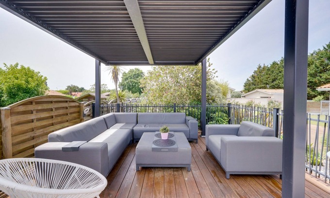 Canejan Villa | Villa Camax: Gorgeous Home with Pool Near Bordeaux