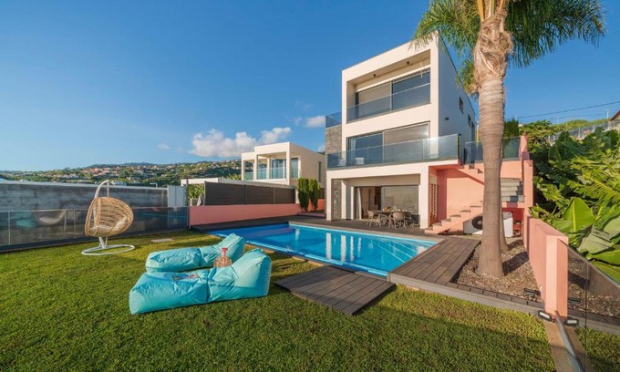Tabua Villa | Discover Villa Candelária: Oceanfront Bliss & Top Reviews