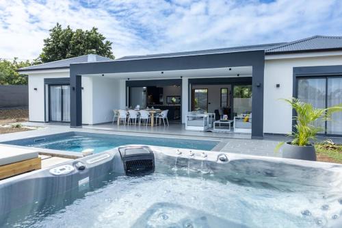 Damencourt Villa | Enchanting Villa CANELLE: Beachfront with Pool & Hot Tub