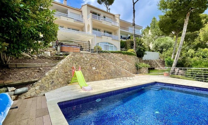 L'Estartit Villa | Discover Villa CANTABRIC: Family-Friendly & Pet Welcoming