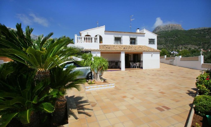 La Canuta Villa | Relax at Villa Canuta De Ifach – Pool & Pet Friendly