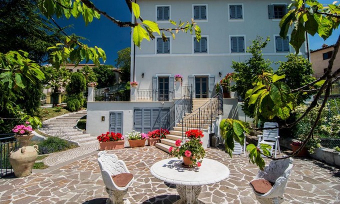 Serravalle di Chienti Bed & Breakfast | Villa Cappelletti: Pet-Friendly Retreat with Pool & Breakfast