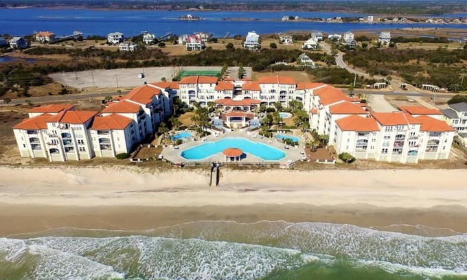 North Topsail Beach Resort | Ocean Front Resort King Suite with Pool & Spa Amenities