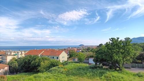 Ceriale Apartment | Villa Caravella di due piani con terrazza vista mare