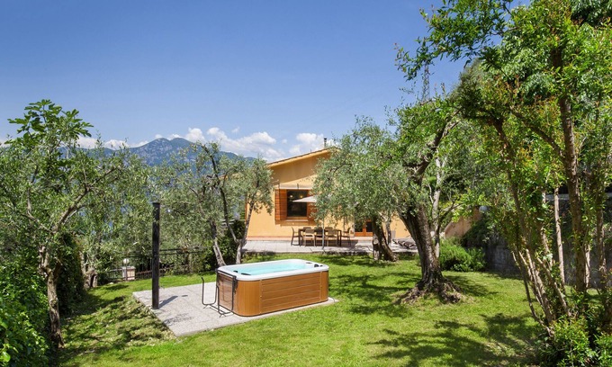 Pai Villa | Villa Carducci: Lake View Retreat with Pet-Friendly Amenities