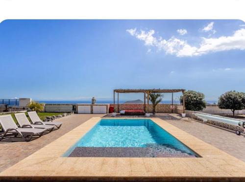 Arafo Villa | Villa Carmen Julia 1: Guest Rated 9.9 & Oceanfront Relaxation