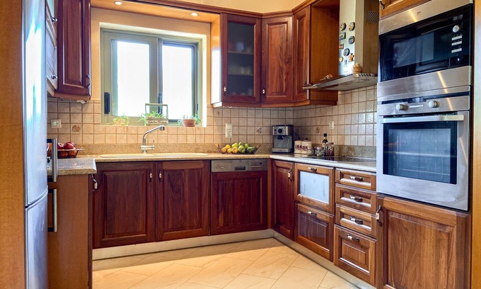 Razata House | Villa Carousos: Family-Friendly Retreat with Pool & Breakfast
