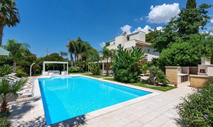 Parabita Villa | Relaxing Getaway at Villa Carra with Private Pool & Breakfast