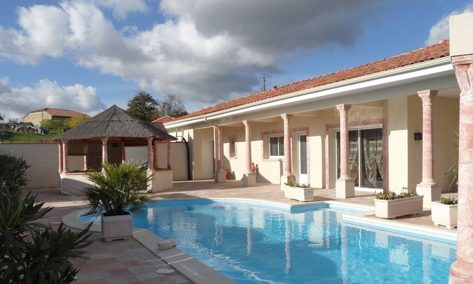 Calignac Villa | Villa Carthage: Scenic Views & Private Pool for 8 Guests