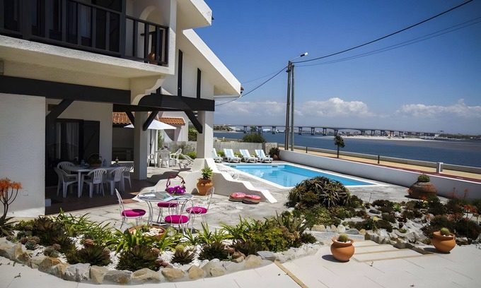 Barra Villa | Villa 'Casa Do Bico' with Balcony, Wi-Fi and Air Conditioning