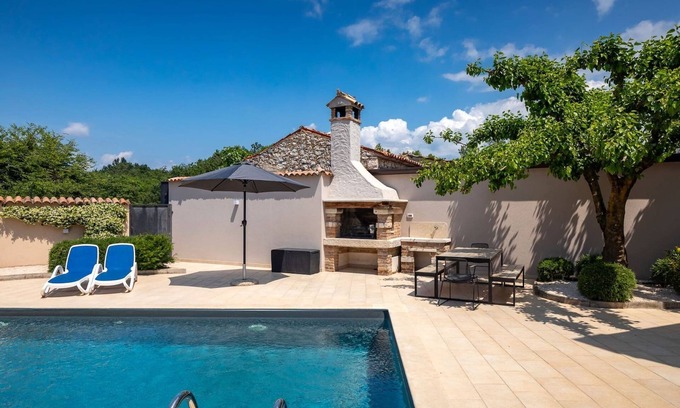 Nova Vas House | Discover Villa Casa Darija: Poolside Relaxation Awaits