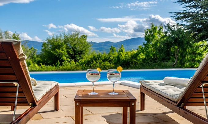 Trilj Villa | Villa Casa di Oliva: Private Heated Pool & Jacuzzi Retreat