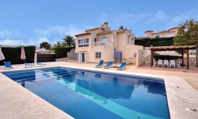 Empedrola Villa | Villa 'Casa Leuki': Breathtaking Views & Private Pool Retreat