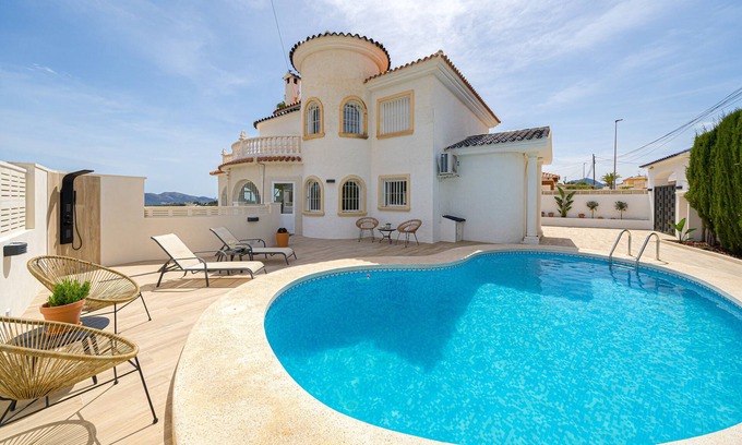 L'Alfas del Pi Villa | Villa Casa Metro: Relax by the Pool with Ocean Views