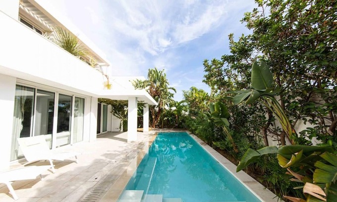 Les Berges Du Lac II Villa | Villa Cassel: Villa avec piscine et vue sur le lac