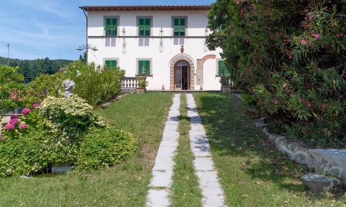Pescia Villa | Villa Castel del Monte: Family-Friendly Retreat with Hot Tub