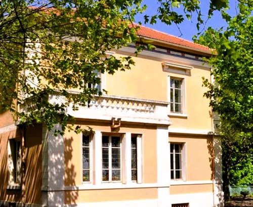 Vancia - Crepieux Bed & Breakfast | Discover Villa Castel: Oceanfront Haven with Pool & Dining