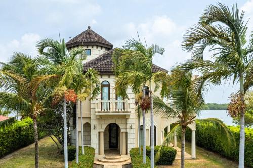 Placencia House | Villa Castello: Water Views & Family-Friendly Amenities